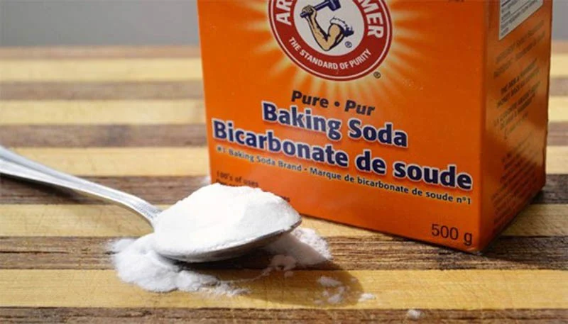 Sử dụng nước nóng và baking soda