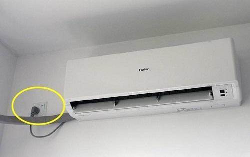 Rút phích cắm điều hoà trước khi vệ sinh